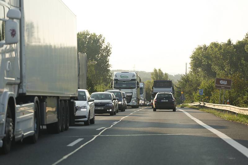 Kolony na silnici I/38 u Hlízova kvůli její rekonstrukci.