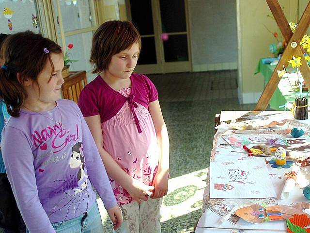 Během předmětů výtvarná výchova a Člověk a svět práce děti v ZŠ Potěhy vyrábějí tématické věci.