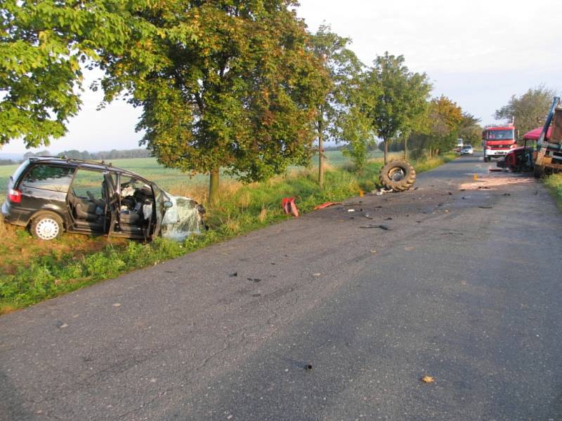 Nehoda automobilu a traktoru u Úmonína 30. září 2014.