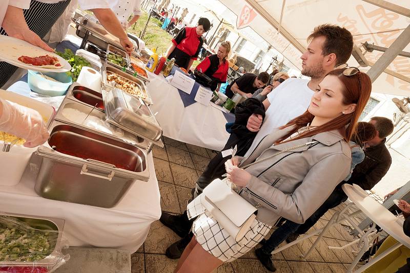 Téměř patnáct stovek milovníků dobrého jídla se vydalo v sobotu 1. dubna do Kutné Hory na I. Kutnohorský Mini Street Food Festival na terase Vily U Varhanáře.