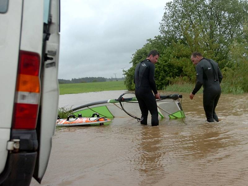 Windsurfeři na rozvodněném Vavřinci. 2.6.2013