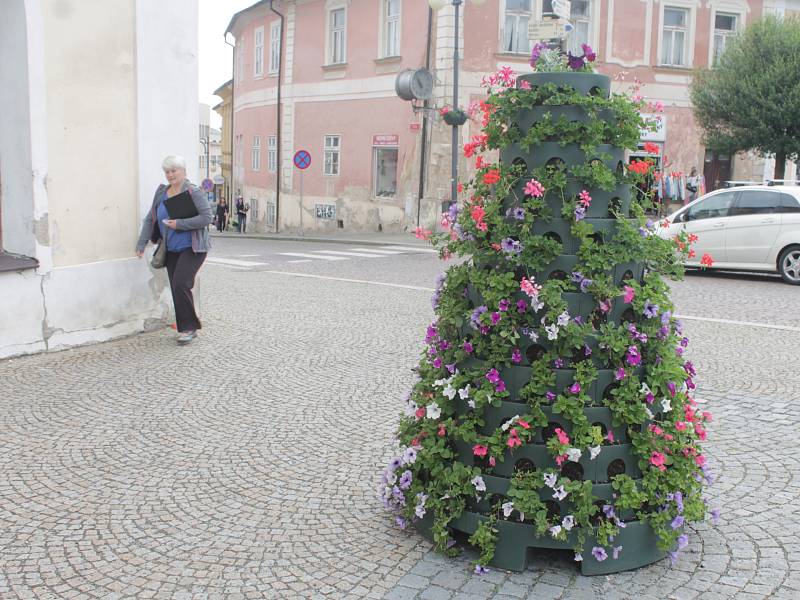 Květinová věž na náměstí Palackého