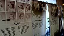 Z vernisáže putovní výstavy o životním příběhu židovské dívky Anny Frankové na Základní škole Jana Palacha v Kutné Hoře.