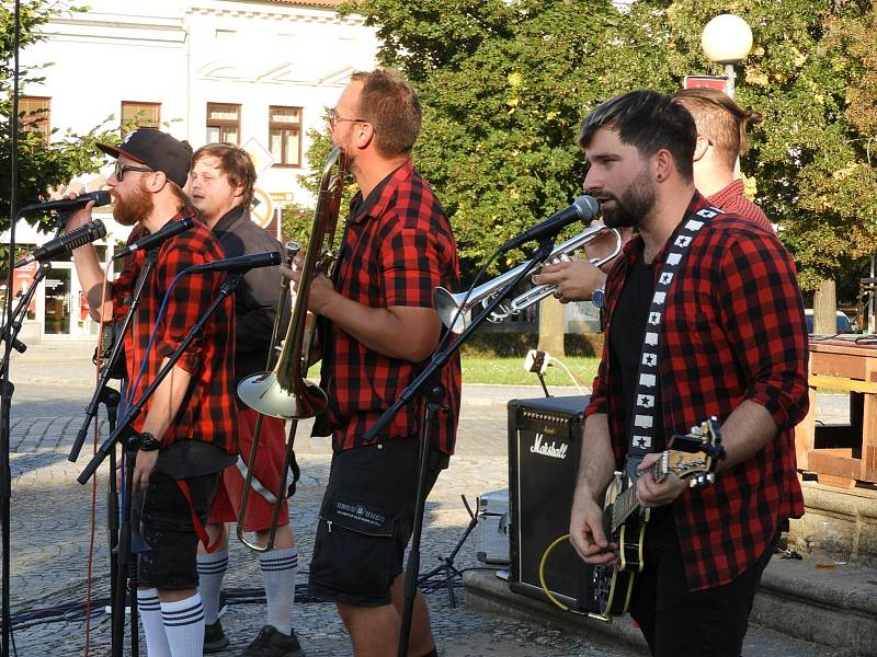 Ze slavnostního zakončení festivalu Dvorky v Čáslavi s kapelou Big S.