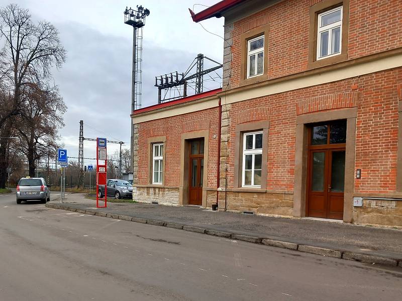 Autobusová zastávka u hlavního vlakového nádraží v Kutné Hoře.