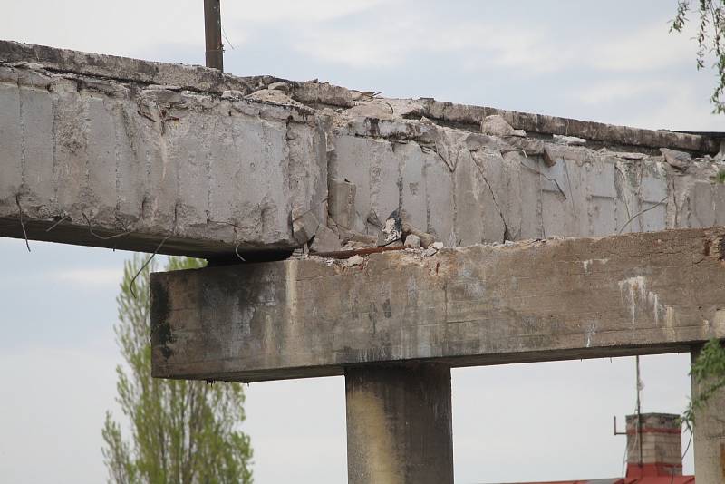 Demolice malínského mostu pokračuje