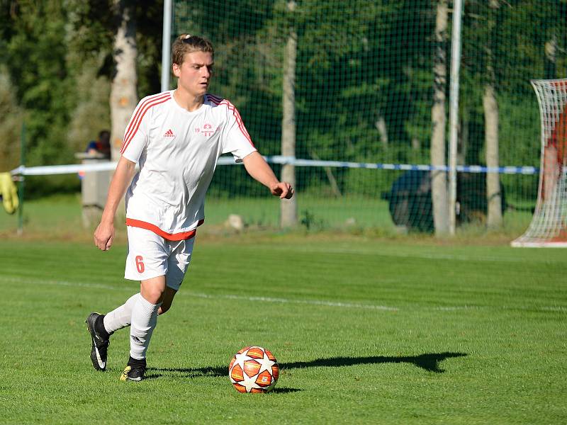 První zápas odehrál za Červené Janovice Václav Kadlec. Jeho tým vyhrál na hřišti Tupadel B 3:1.