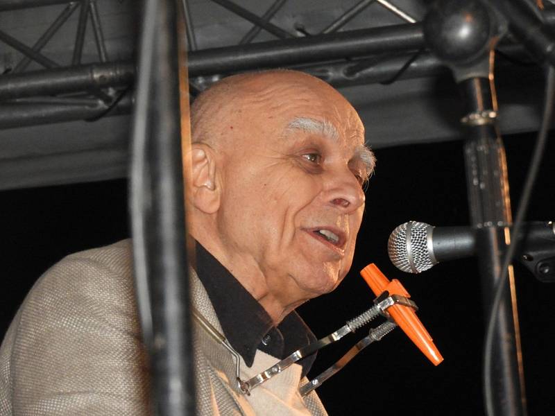 Ivan Mládek s kapelou bavil publikum při pálení čarodějnic ve Zbraslavicích.