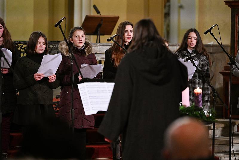 Z adventního koncertu studentů Církevního gymnázia v Kutné Hoře v sedlecké katedrále Nanebevzetí Panny Marie a svatého Jana Křtitele.
