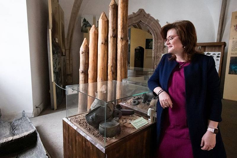 Od nejstarších zemědělců po motorky. České muzeum stříbra chystá řadu lákadel. Na snímku ředitelka muzea Lenka Mazačová na výstavě přibližující život nejstarších zemědělců.