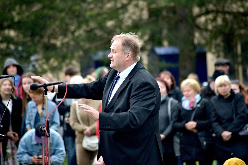 Prvomájový koncert pořádala Základní umělecká škola Uhlířské Janovice.