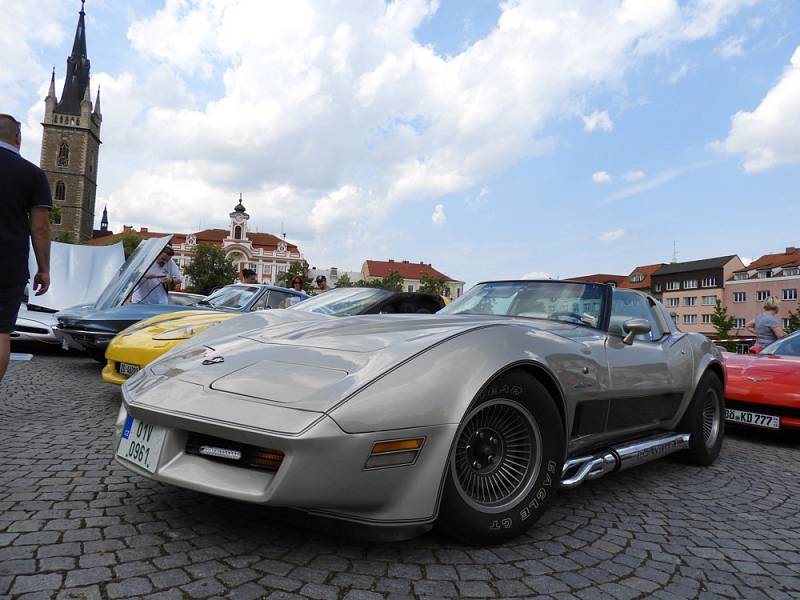 Tradiční sraz vozů Porsche a Chevrolet Corvette se uskutečnil na čáslavském náměstí Jana Žižky z Trocnova.