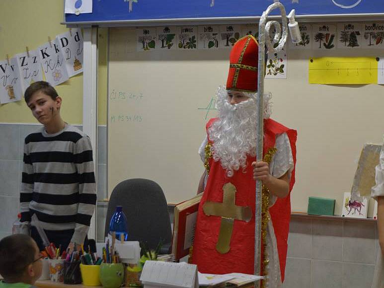 Mikuláš s čerty navštívil Základní školu Kamenná stezka