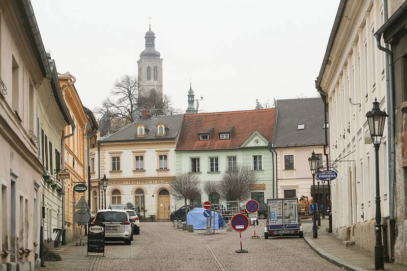 Přípravy na natáčení filmu na kutnohorském Jungmannově náměstí a přilehlém okolí.