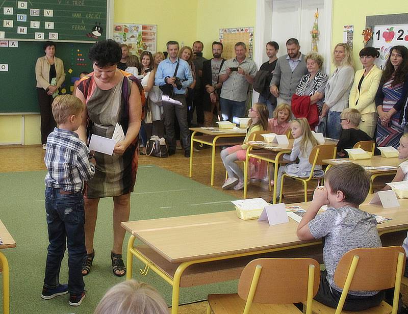 Své prvňáčky přivítala také Základní škola Žižkov Kutná Hora. Každého osobně přivítala nejen třídní učitelka, všechny prvňáčky přišla pozdravit i ředitelka školy Alena Kotrbová.