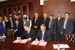 Memorandum za čínskou stranu podepsal Wang Jianman, místopředseda Zhejiang provinčního výboru Čínské lidové politické konzultativní konference.	