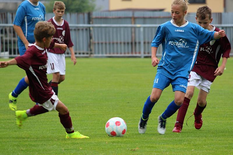 Z přátelského fotbalového zápasu: FK Uhlířské Janovice (mladší žáci) - FK Čáslav dívky (starší žákyně) 6:6 (3:2).