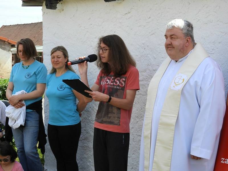 Pamětní desku sochařky Vlasty Samohrdové požehnal páter Pavel Tobek v Hlízově.