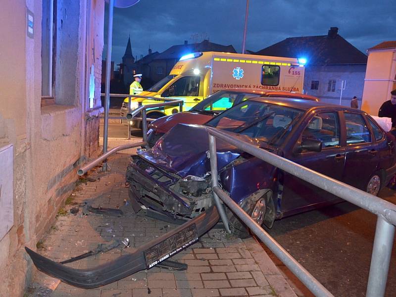 Nehoda dvou osobních automobilů se stala krátce po čtvrté hodině odpolední