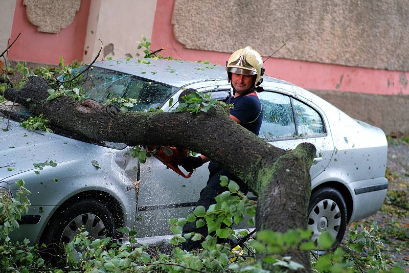 Na kutnohorském náměstí Národního odboje silný vichr odlomil část stromu, ta se zřítila na zaparkované auto.