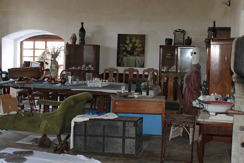 Pavel Kuře provozuje na svém zámku v Martinicích u Dolních Kralovic vetešnictví.