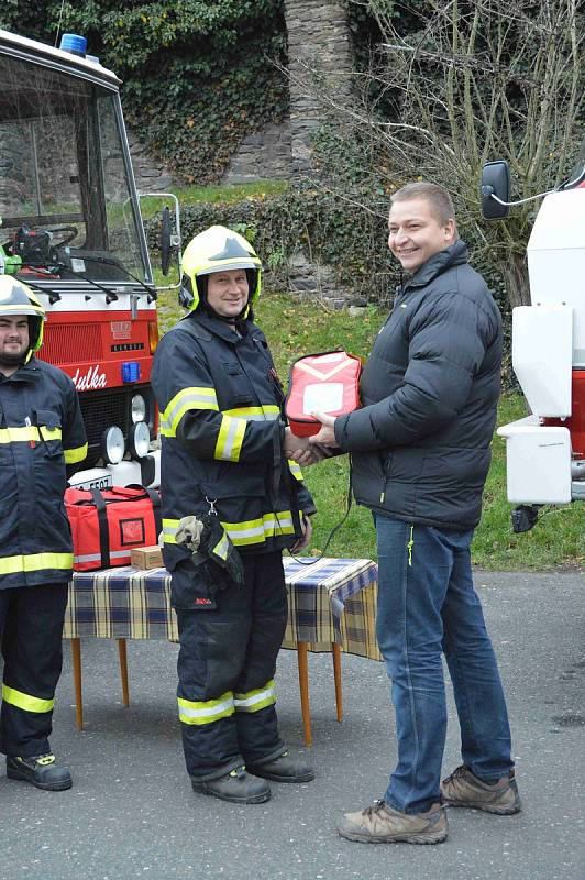 Z předání AED defibrilátoru a dalšího zdravotnického vybavení dobrovolným hasičům ve Žlebech.