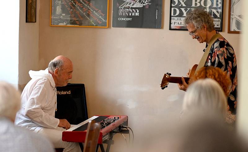 Martin Kratochvil & Tony Ackerman v kutnohorském Blues Café 21.5.2022.