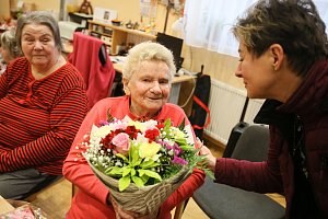 Paní Anna Šourková oslavila 101 let s přáteli v kutnohorském Domově Barbora.