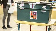 Volební místnost v kutnohorské Praktické škole v pátek 2. října večer.