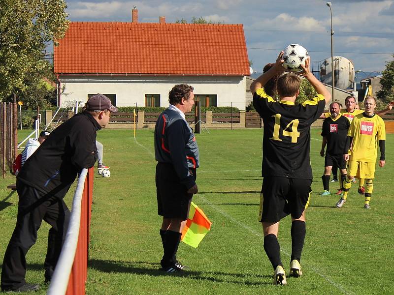 Sedmé kolo fotbalového okresního přeboru: TJ Sokol Červené Janovice - SK Církvice 1:6 (0:3).