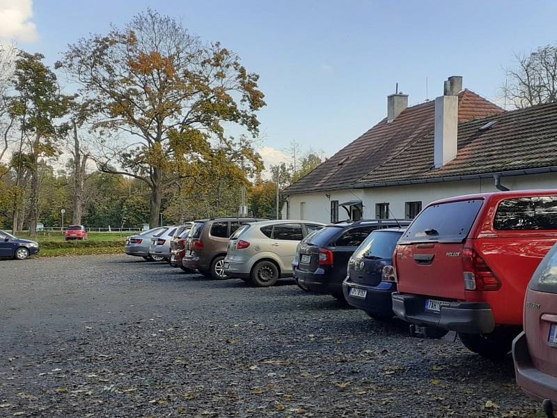 Parkoviště u zámeckých parků na Kutnohorsku byla o víkendu plná.