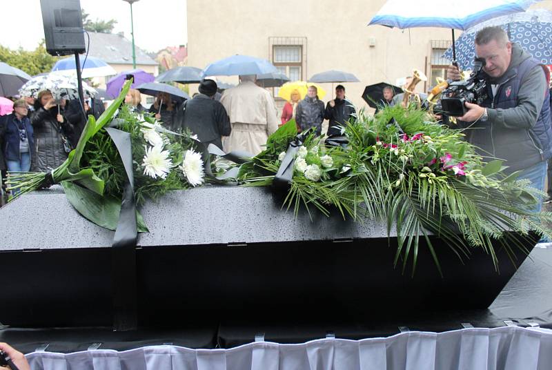Lékaři ve Žlebech symbolicky pohřbili české ambulantní lékařství.