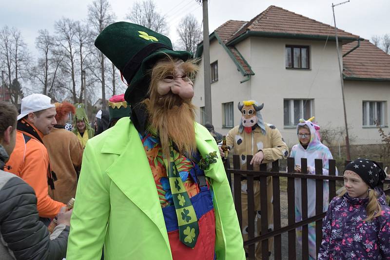 V Hněvkovicích bylo od sobotního rána zakázané se hněvat a přikázané se bavit. Procházel tudy totiž průvod masek.