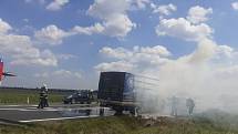 Za Libenicemi směrem na Kutnou Horu v pátek okolo poledne hořelo nákladní vozidlo.