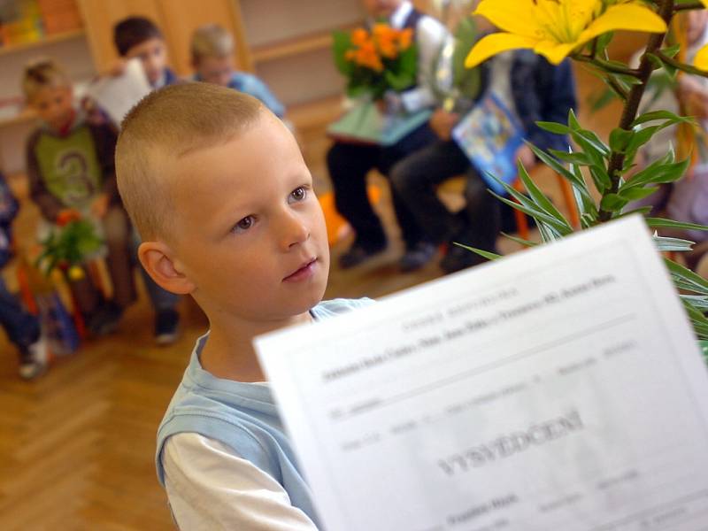 Předávání vysvědčení prvňáčkům na Základní škole Čáslav. 28.6.2013