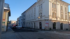 Vandalové prošli 25. prosince 2023 večer i ulice Sokolská a Tylova.