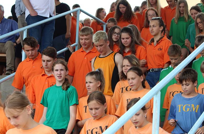 Ze závěrečného slavnostního ceremoniálu Městských her 9. olympiády dětí a mládeže na stadionu Olympia v Kutné Hoře.