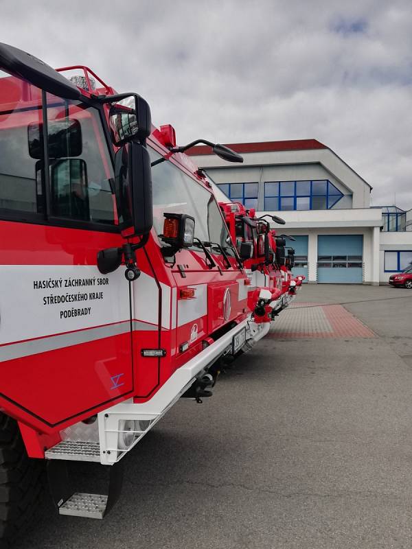 Středočeští profesionální hasiči převzali tři nové cisterny na podvozku Tatra.