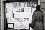 Události 17. listopadu 1989 měly svou odezvu také na výlohách kutnohorských obchodů. Letáky byly plné studentských provolání.