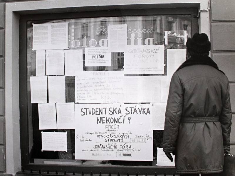 Události 17. listopadu 1989 měly svou odezvu také na výlohách kutnohorských obchodů. Letáky byly plné studentských provolání.