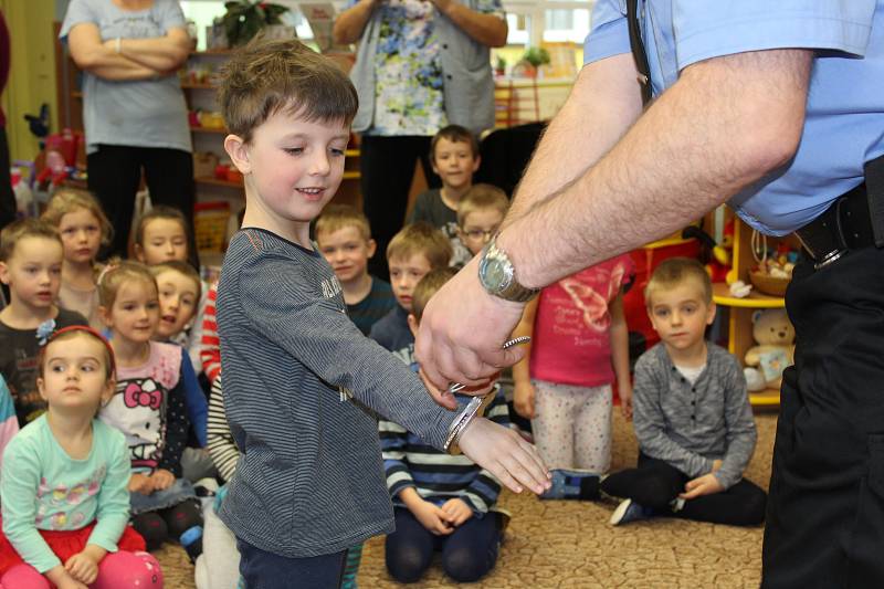 Policisté navštívili děti v Mateřské škole Pohádka