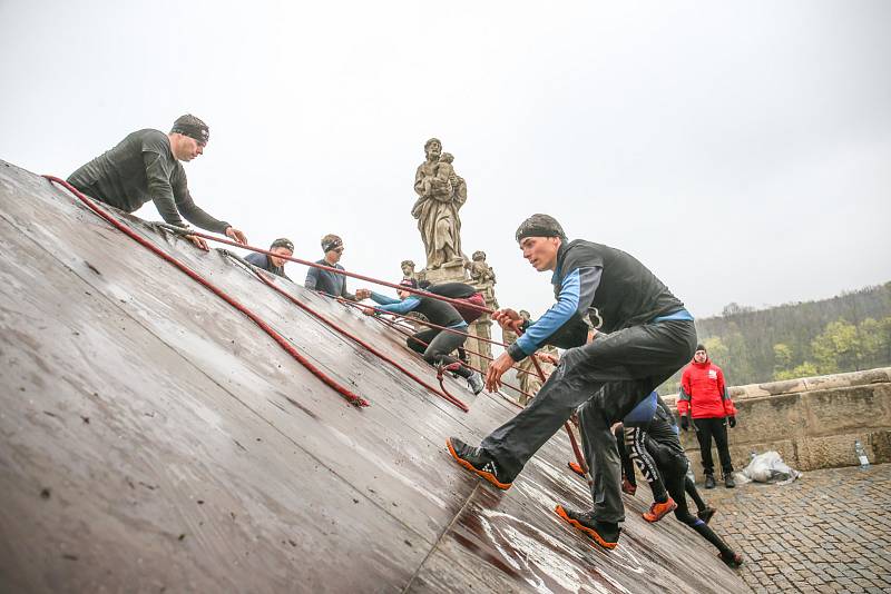 Nedělní závod Spartan Super v Kutné Hoře byl hodně chladný. Závodníci se na třináctikilometrové trati museli poprat i s plaváním ve Velkém rybníku nebo v říčce Vrchlici. Závod dokončilo 2324 lidí.