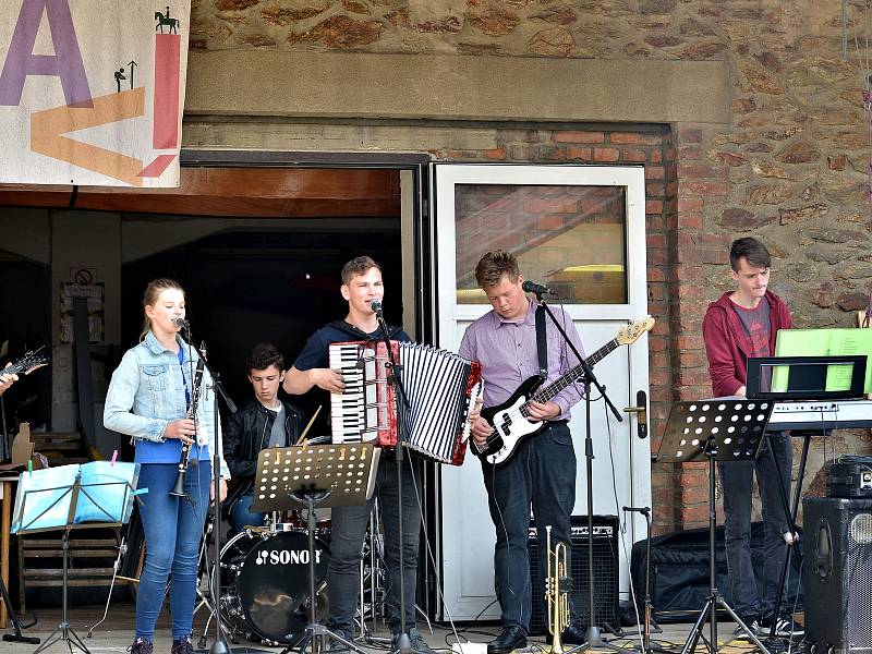 A jako novinka bylo to, že se festival více programově orientoval na děti. Připraveny byly tvořivé dílny, ruzné soutěže, nebo skákací hrad.