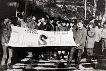 Studenti kutnohorských škol a odborných učilišť stávkovali 23. listopadu 1989 v parku pod Vlašským dvorem. Přivítali mezi sebou dva pražské studenty, kteří byli očitými svědky 17. listopadu 1989 v Praze.