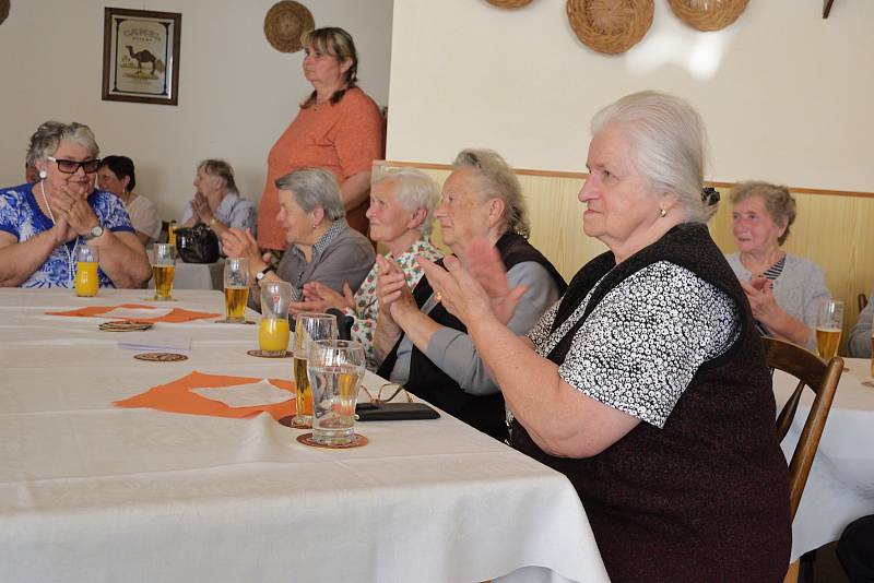 Ve Zbraslavicích se bavili na májovém posezení