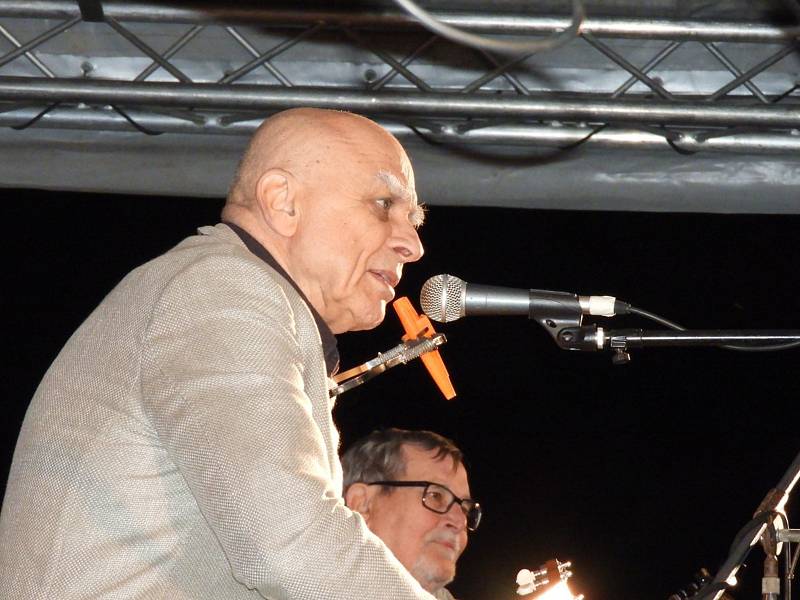Ivan Mládek s kapelou bavil publikum při pálení čarodějnic ve Zbraslavicích.
