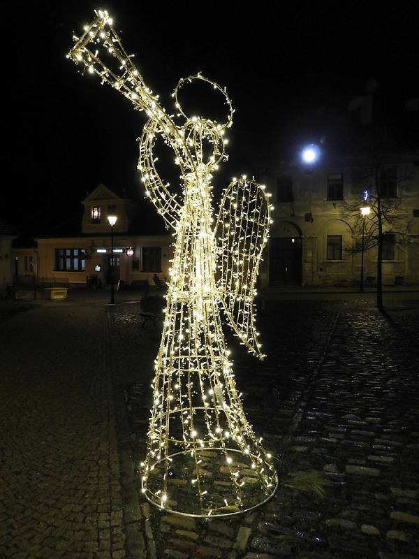 Vánoční výzdoba na náměstí Jana Žižky z Trocnova v Čáslavi.