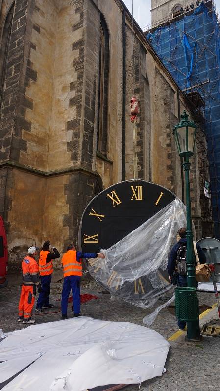 Instalace hodin na věž kostela sv. Jakuba