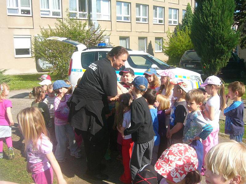 Strážníci městské policie na návštěvě v Mateřské škole Sluníčko v Kutné Hoře.