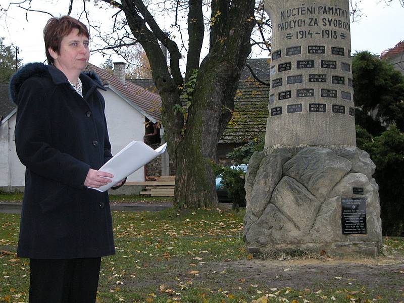 Projev předsedkyně kulturní komise obce Martiny Kamenářové u památníku padlým za svobodu v Malešově.